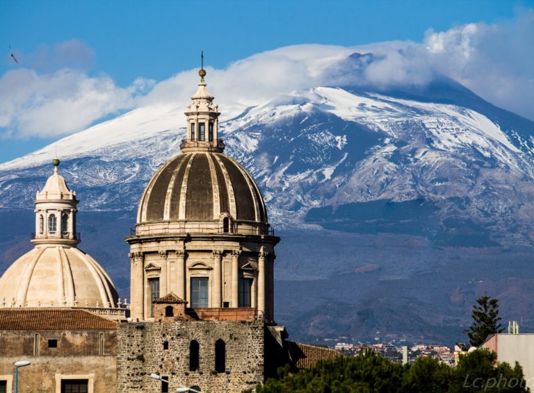 Catania Katedral med vulkanen Etna i baggrunden