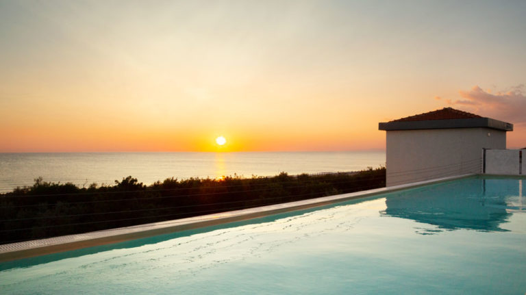 Solnedgang over pool på Toscana Charme Resort