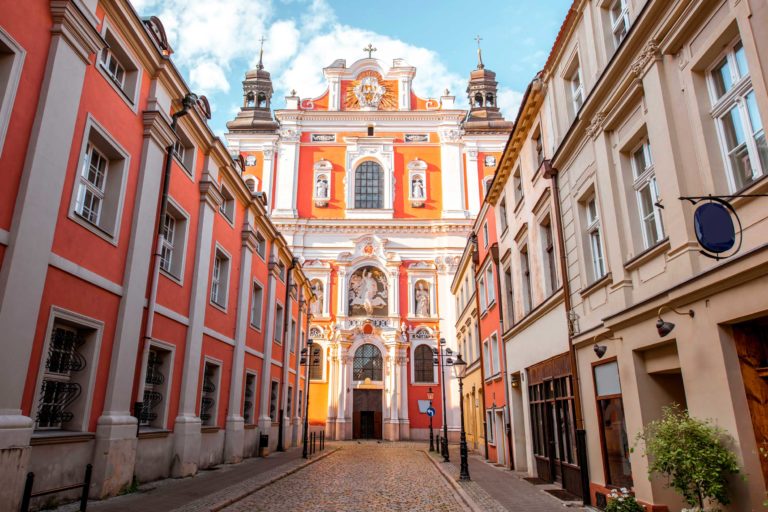 PoznaÅ„ Fara, også kaldet Parish Church eller blot Fara, er en romersk-katolsk basilika beliggende i hjertet af den gamle bydel i PoznaÅ„ i det vestlige Polen