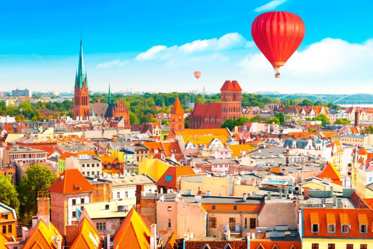 Udsigt over Poznan by med luftballoner, Polen