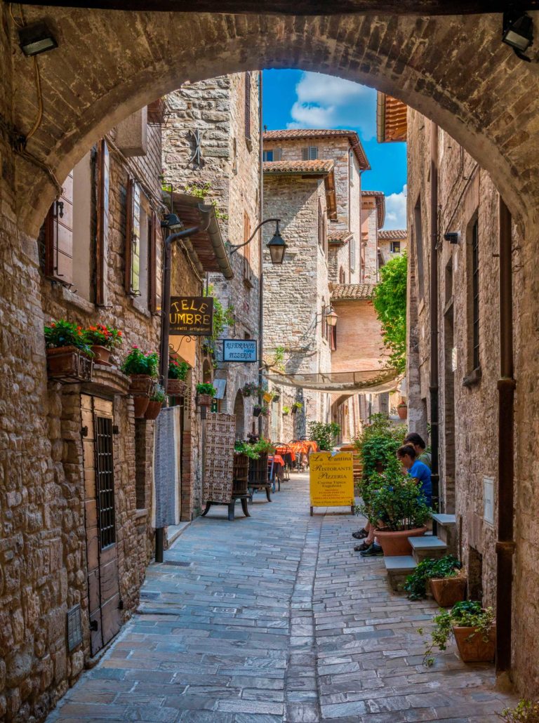 Hyggelig gade i byen Gubbio i Perugia