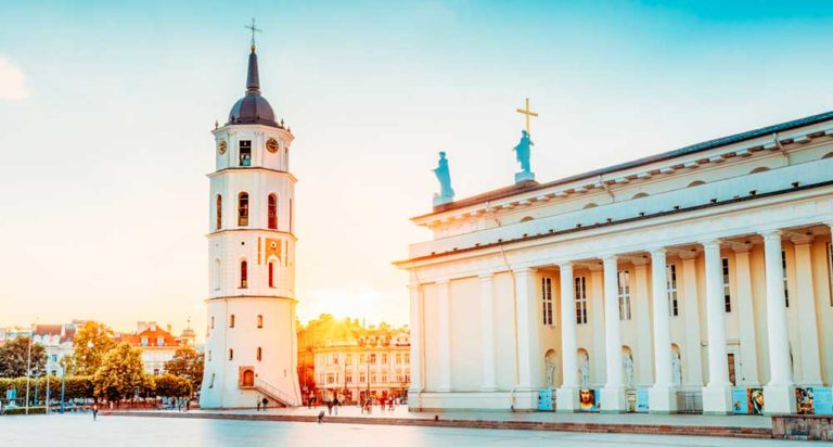 Udsigt over Vilnius' domkirke - en de mange seværdigheder på din tur til de baltiske lande