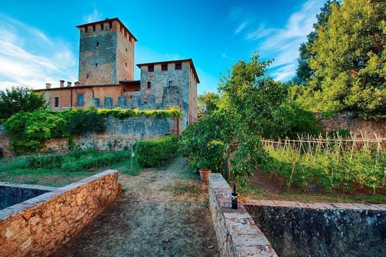 Castello Poggiarello i Toscana- bro over voldgrav