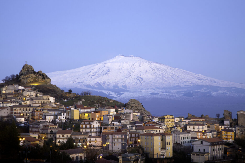 Vulkanen Etna set fra byen San Teodora, Sicilien