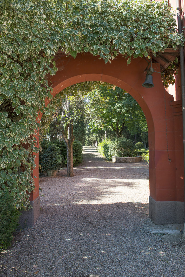 Indgang til Villa Patriarcas park i Toscana
