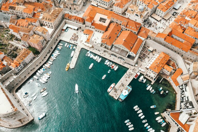 Dronebillede over havnen i Dubrovnik, Kroatien