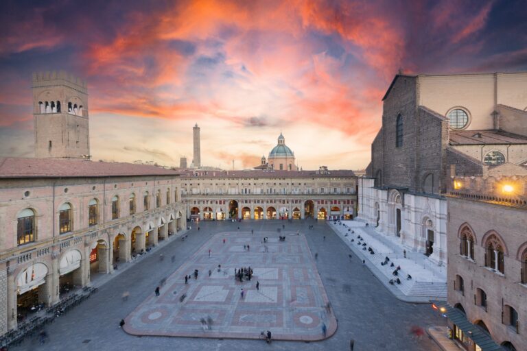 Piazza Maggiore i Bologna ved solnedgang