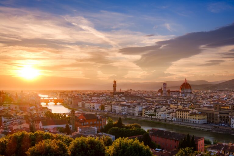 Solnedgang over Firenze og Arno-floden