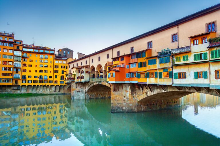 Ponte Vecchio over Arno-floden i Firenze