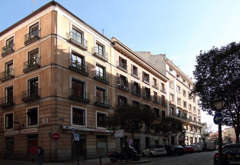 Ældre bygninger med smedejernsaltaner på hjørnet af Calle de la Abada og Calle de Chinchilla i Madrid