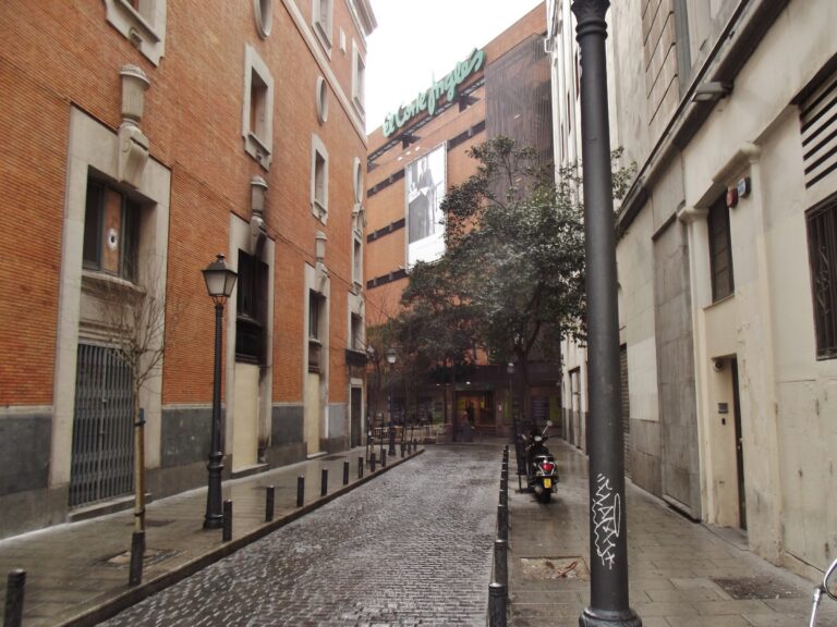 Den brostensbelagte Calle de la Abada i Madrids centrum, gaden hvor hotellet ligger