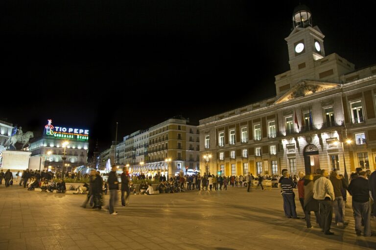 Puerta del Sol i Madrid om aftenen med Real Casa de Correos og klokketårnet