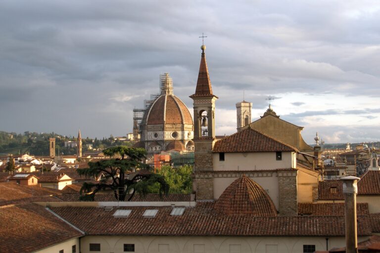 Brunelleschis kuppel på domkirken i Firenze ved solnedgang