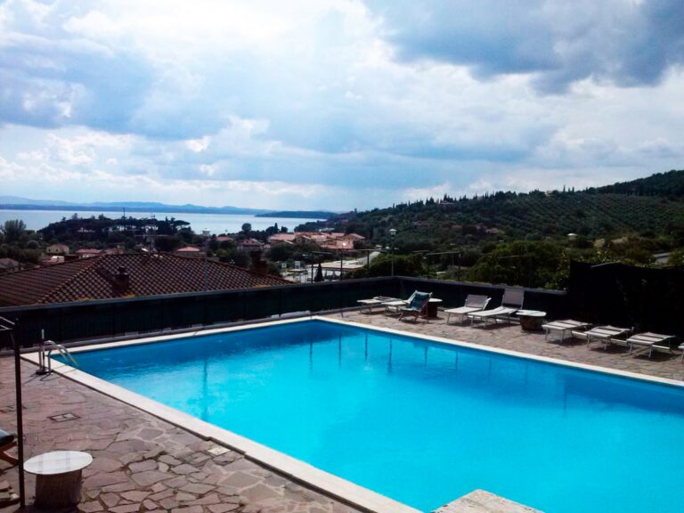 Poolen på Hotel Cavalieri med udsigt over Trasimeno-søen