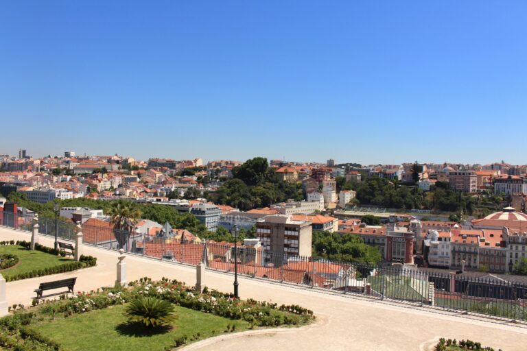 Udsigt over Lissabons tage fra haveterrassen ved Miradouro de São Pedro de Alcântara en solrig dag