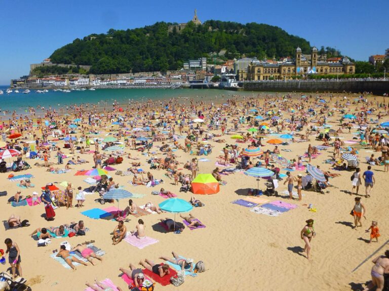 Stranden ved bugten La Concha i San Sebastián