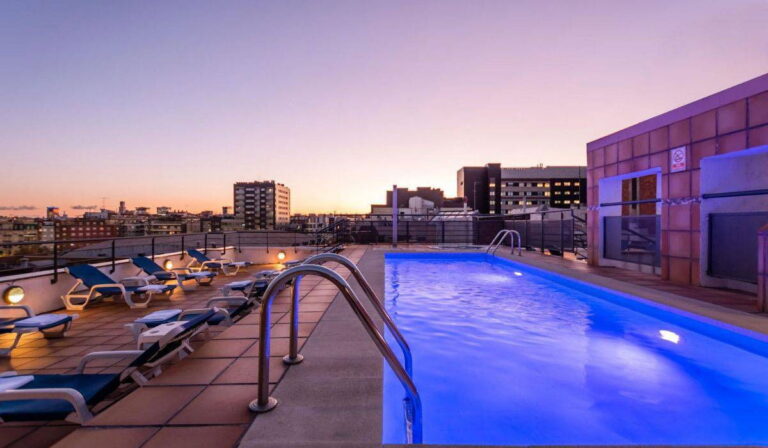 Tagterrasse med udendørs pool på Sunotel Aston i Barcelona