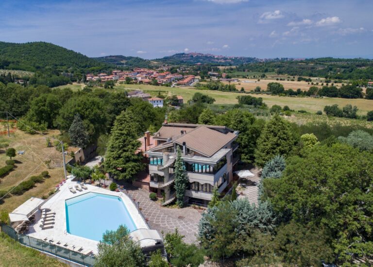 Villa Ambra set fra luften med pool og toscansk landskab